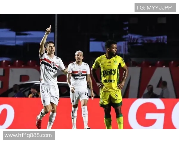 足球巨星赛场突遭意外重伤引发球迷担忧与职业生涯隐忧